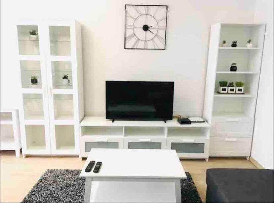 Two Bedrooms Flat In Center Apartment