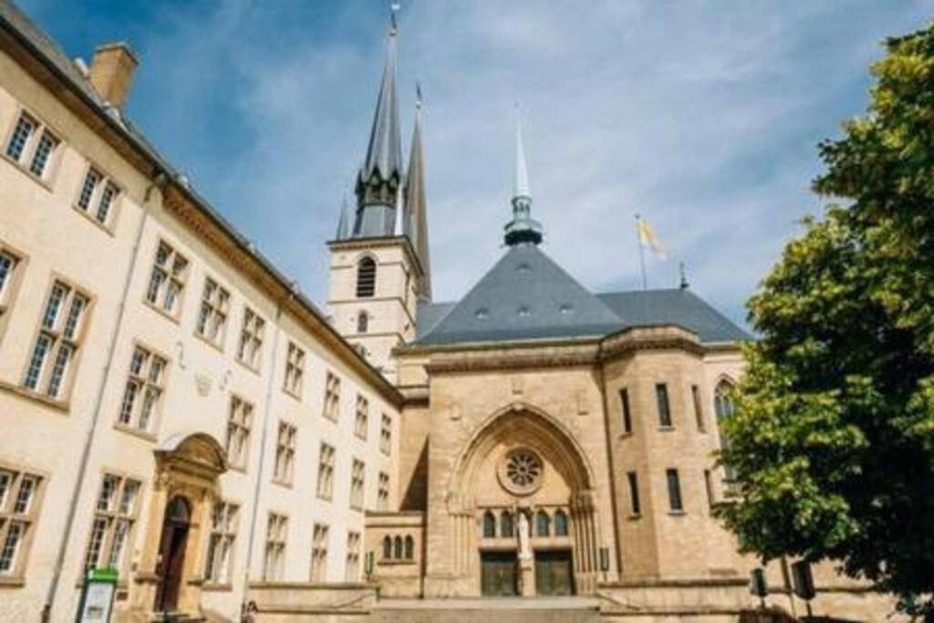 Two Bedrooms Flat In Center Apartment *